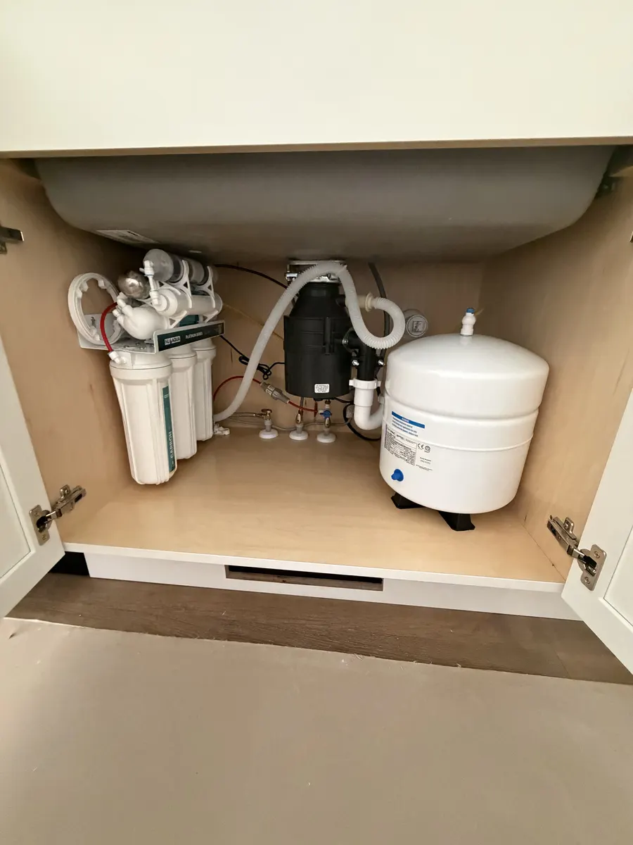 Under-sink drinking water filters, faucet connections, and white storage tank